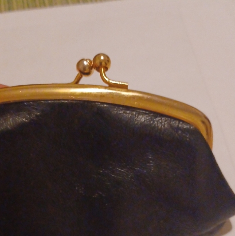 Elegant Black Leather Coin Purse with Gold Trim - Picture 3 of 3